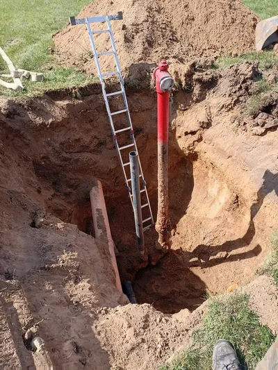 Montaż nowego hydrantu przeciwpożarowego w wykopie